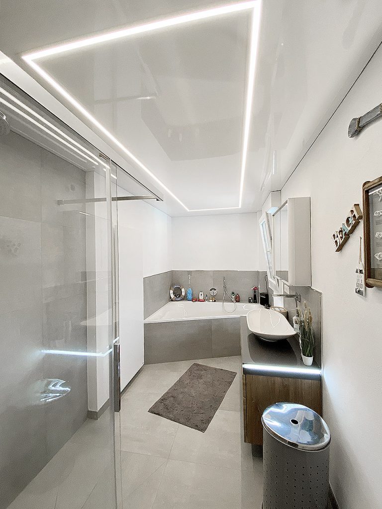 Badezimmer mit LED-Beleuchtung im Aluprofil